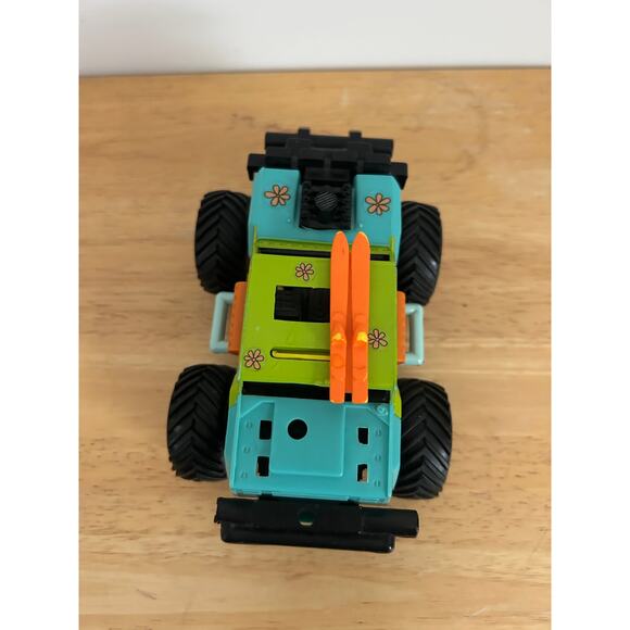 Vintage Scooby-Doo 1999 On Ski Vacation Friction Powered Car - Picture 9 of 9